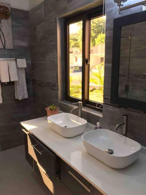 Sun Shine Luxury Villas 2 Bedroom Pool & Gym Ocho Rios St Ann Exterior foto